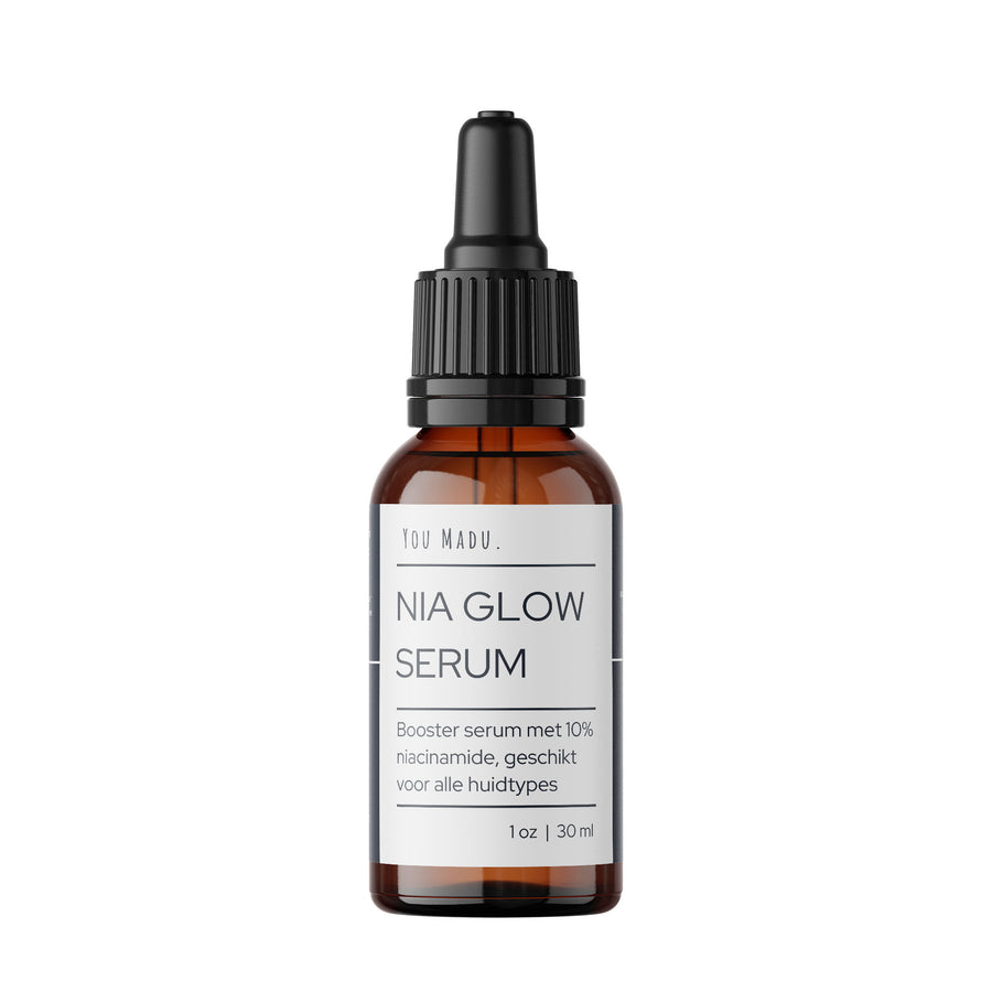 Een bruine fles met een zwarte dop, het Nia Glow Serum, een wonderbaarlijk serum met 10% niacinamide dat je huid transformeert.