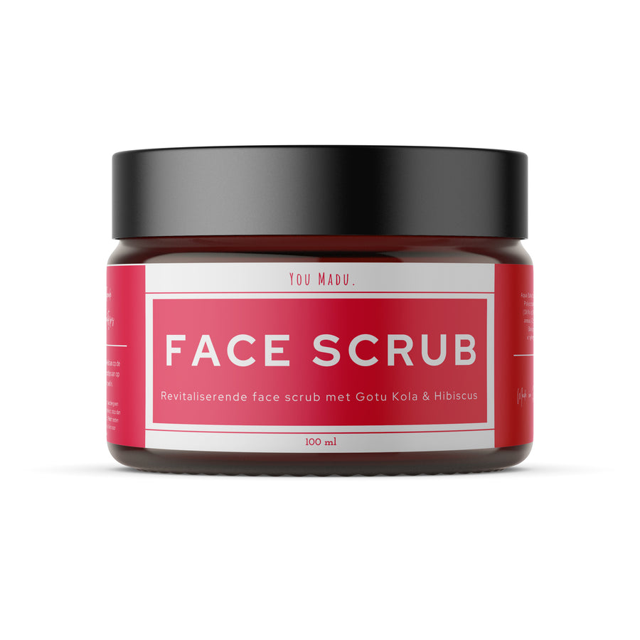 Een pot scrub met een wit label, verrijkt met Gotu Kola en Hibiscus extract voor een verjongend gevoel. Bevat gemalen walnootstenen voor zachte exfoliatie.