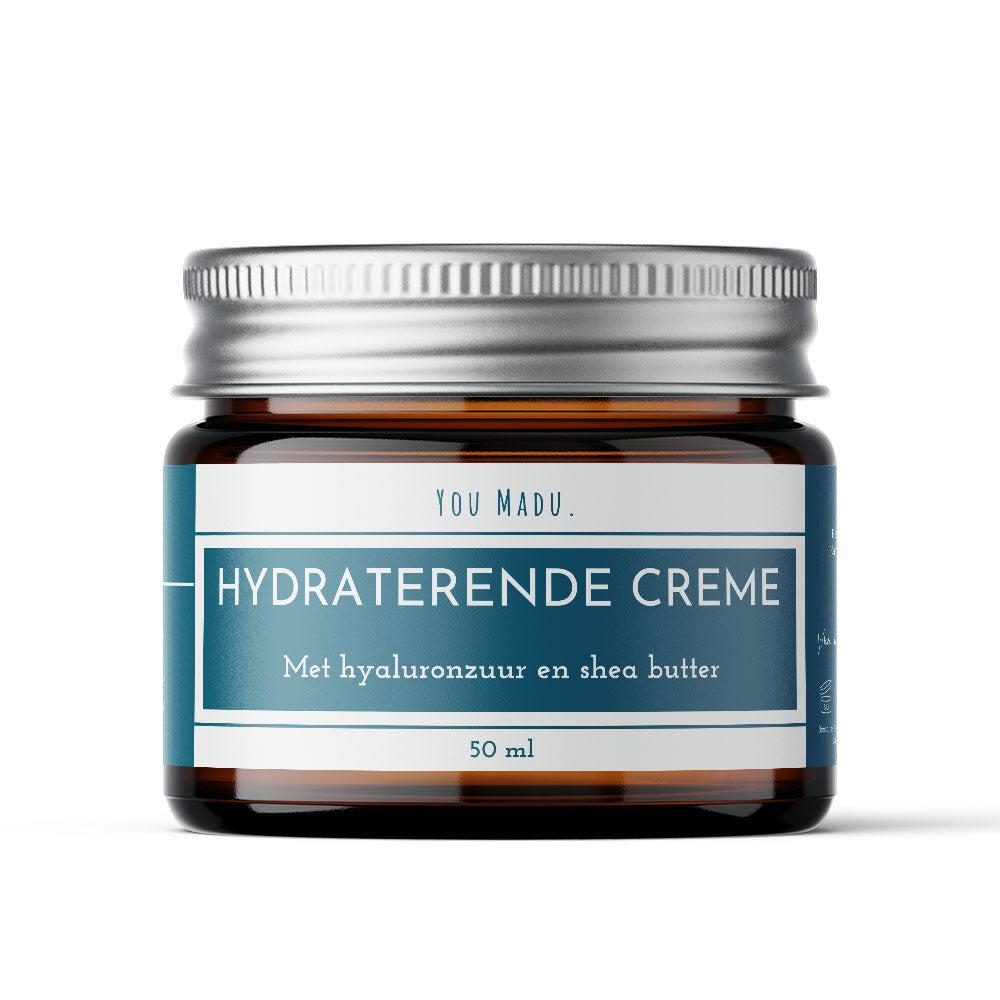 Een potje crème met zilveren deksel, ideaal voor hydratatie van de huid en het verminderen van rimpels en fijne lijntjes. Bevat shea butter en hyaluronzuur.