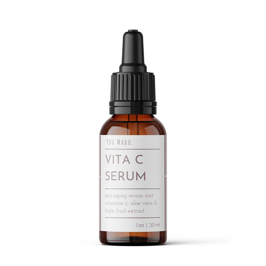 Een bruine fles met een pipet, gevuld met ons Vitamine C Serum. Helpt de huid helderder te maken, collageenproductie te stimuleren en tekenen van veroudering te minimaliseren. Verrijkt met Aloë Vera en witch hazel voor kalmering en versteviging.